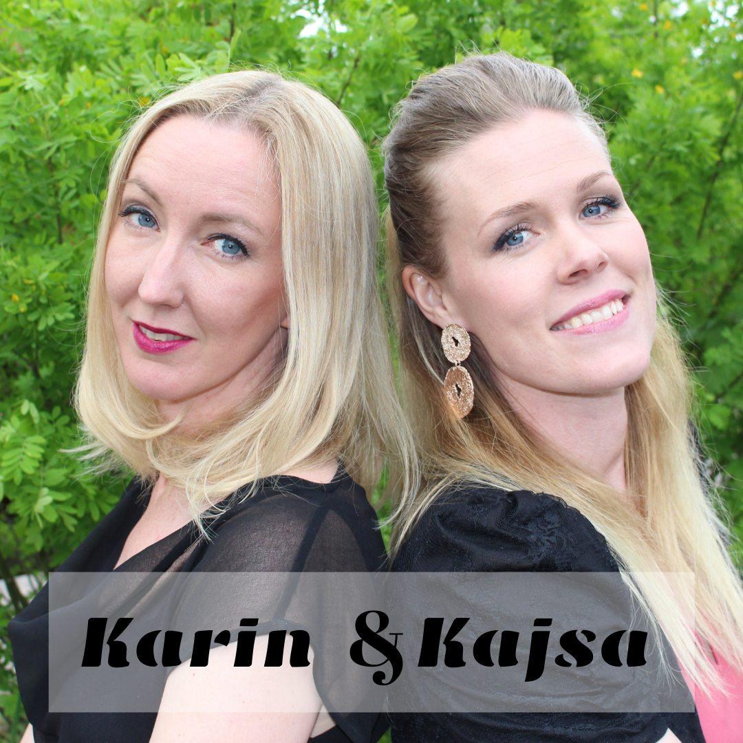 Duo Karin och Kajsa på 50-årsfest i Stockholm. De står rygg mot rygg framför en buske